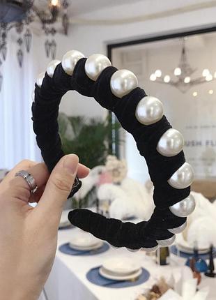 Велюровый обруч чорного кольору з великими білими перлами