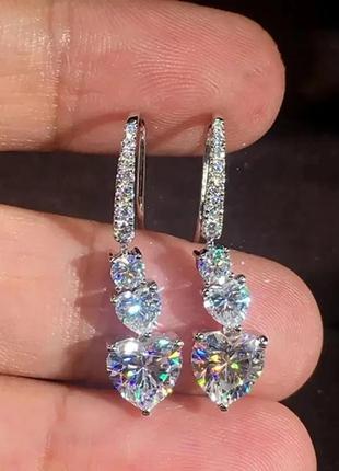 Вишукані та елегантні жіночі сережки-підвіски з цирконами у вигляді сердечок