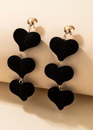 Золотисті сережки з оксамитовими чорними сердечками