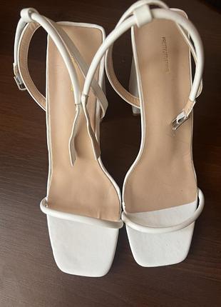 Неймрвірно гарні босоніжки