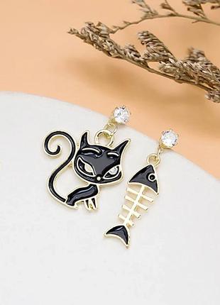 Золотисті сережки коти та скелетик рибки