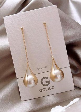 Ніжні висячі золотисті сережки зі штучними перлинками