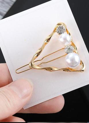 Золотиста заколка трикутник