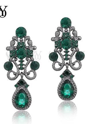 Неймовірно гарні сережки в чорно зеленому оздоблені