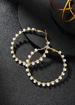 Золотисті сережки зі штучними перлинками