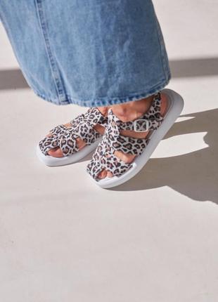 Босоніжки жіночі шкіряні на платформі танкетці ремінці, модні стильні зручні жіноч