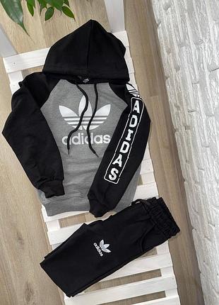 Спортивний костюм для хлопчика від adidas