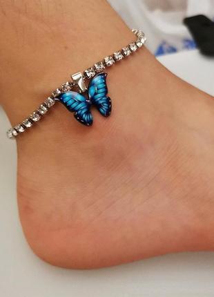 Сріблястий браслет на ніжку з камінцями та підвіскою метелик