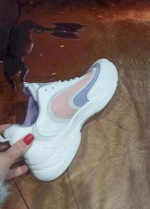 Женские белые кроссовки с разноцветными вставками очень легкие и удобные..