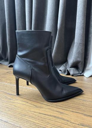 Ботинки на каблуке zara