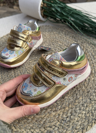 Кроссовки цветы золотые