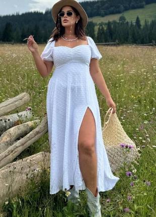 Сукня з відкритими плечами., білий