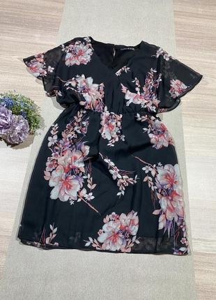 Актуальное шифоновое платье в цветочный принт с красивыми рукавами.