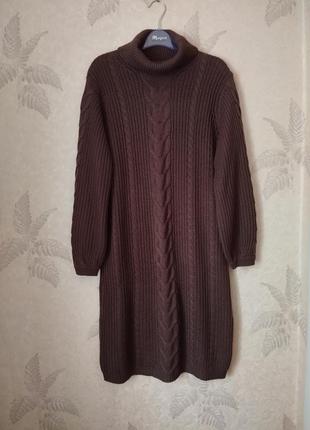 В'язане плаття з коміром.