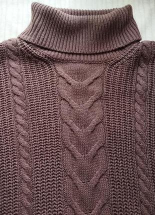 В'язане плаття з коміром.