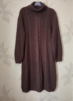 В'язане плаття з коміром.