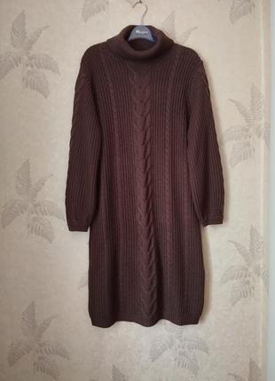 В'язане плаття з коміром.