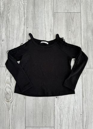 Слегка укороченная кофточка с шнуровкой на рукавах