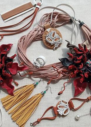 Набор украшений.