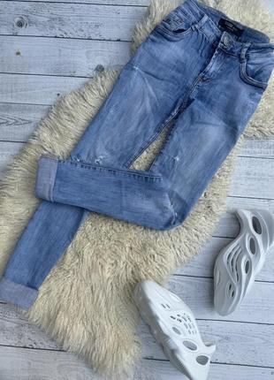 Джинсы с порватостями