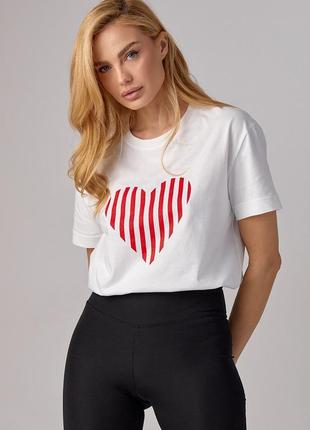 Женская футболка с полосатым сердцем1 фото