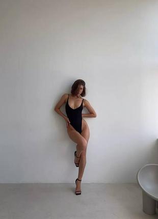 Невероятно женственный боди выполнен из эластичной ткани, которая хорошо тянется и...