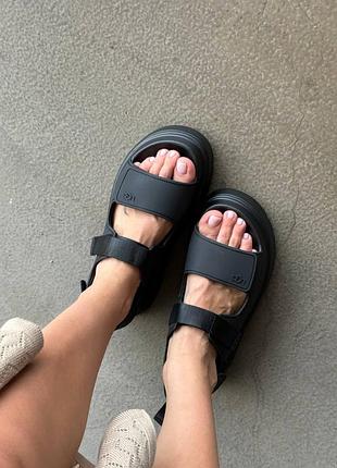 Женские босоножки на платформе ugg goldenglow sandals black