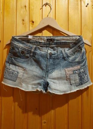 Стильные джинсовые микро-шорты fresh made с нашивками