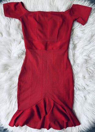 Платье prettylittlething