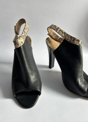 Жіночі шкіряні закриті босоніжки whistles