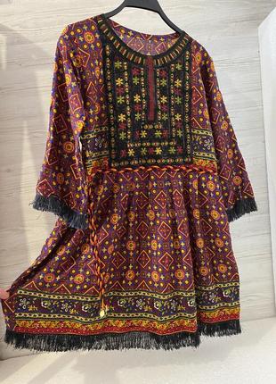 Платье свободного кроя.