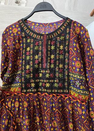 Платье свободного кроя.