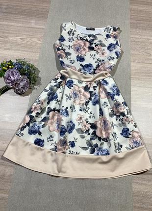 Актуальное красивое платье в цветочный принт.