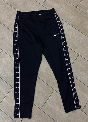 Спортивные штаны nike на лампасах