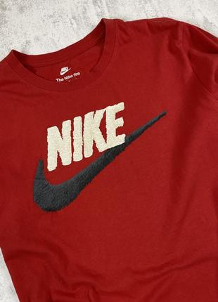 Яскрава червона футболка nike з великим логотипом5 фото