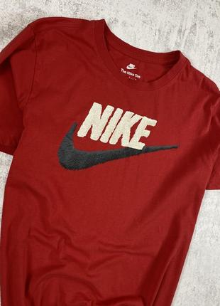Яскрава червона футболка nike з великим логотипом4 фото