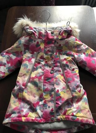 Куртка від joiks 🍭 демісезонна подовжена куртка для дівчинки з капюшоном і різнокольоровим, барвистим принтом.4 фото