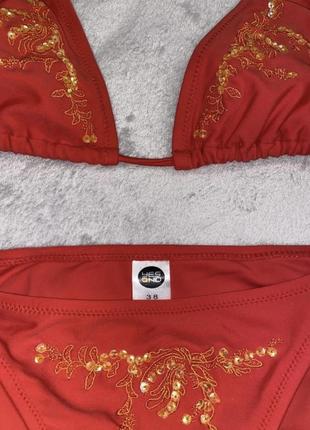 Яркий красный раздельный купальник с вышивкой и пайетками