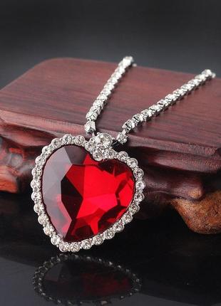 Ланцюжок з камінцями та підвіскою в стилі "серце океану" червоного кольору