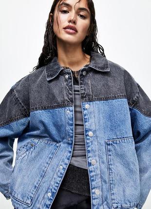 Контрастна джинсова куртка-бомбер pull&bear