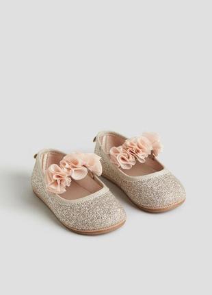 22 / 23 р h&m новые фирменные праздничные туфли балетки из искусственной кожи с резинкой цветами девочке золото