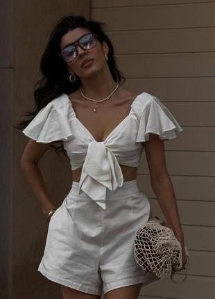 Легенький та відкритий костюм