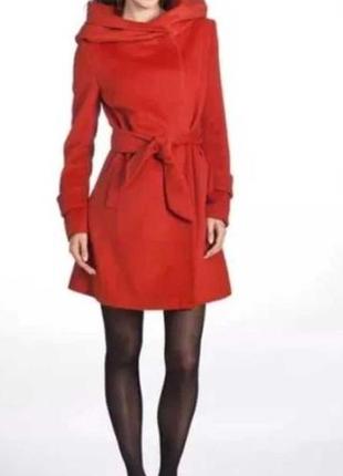 Помаранчеве пальто