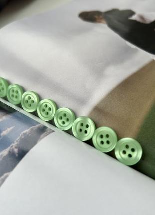 Зелені ґудзики на сорочку на чотири отвори з бортиком