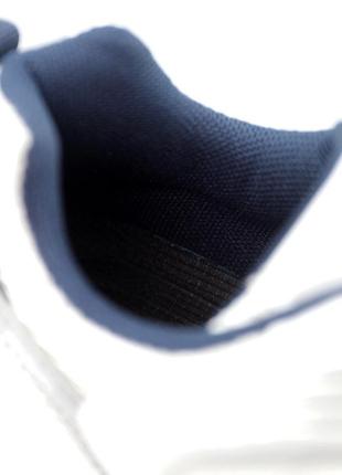 Кросівки жіночі