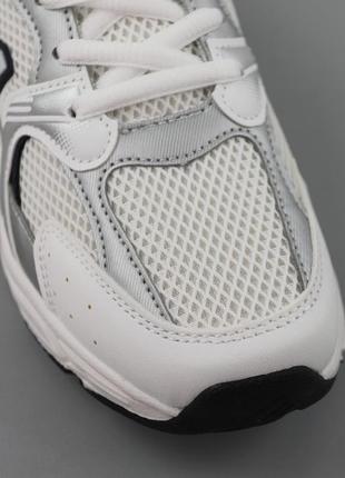 Кросівки жіночі