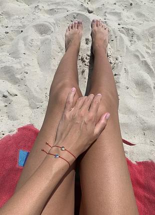 Браслет золоте та срібне серце на червоній нитці