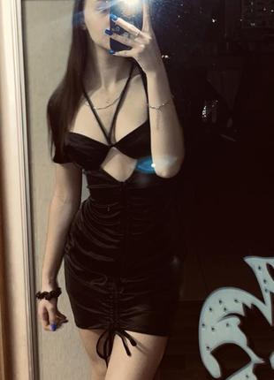 Плаття prettylittlething