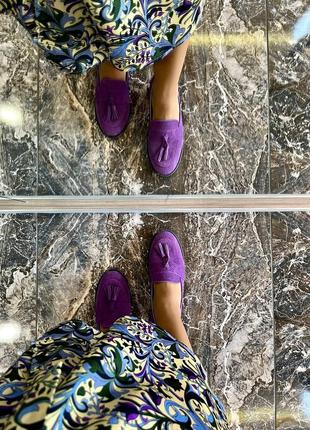 Фиолетовые замшевые лоферы на каблуке4 фото