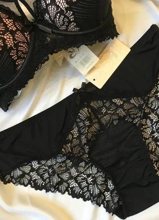 Комплект женского нижнего белья. комплект женского нижнего белья.